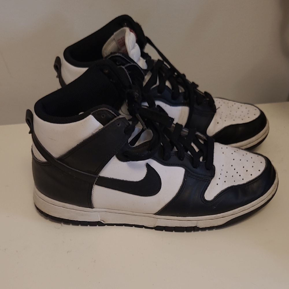 Nike Black and White Sneakers - Picture 10 of 13
